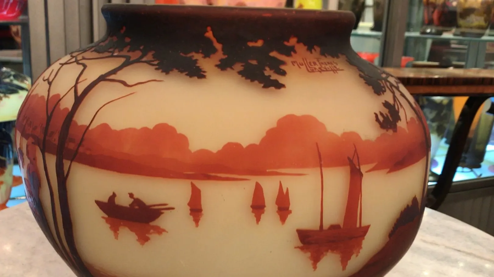 Signiertes Glas mit Seenlandschaft und Booten, Antiquität