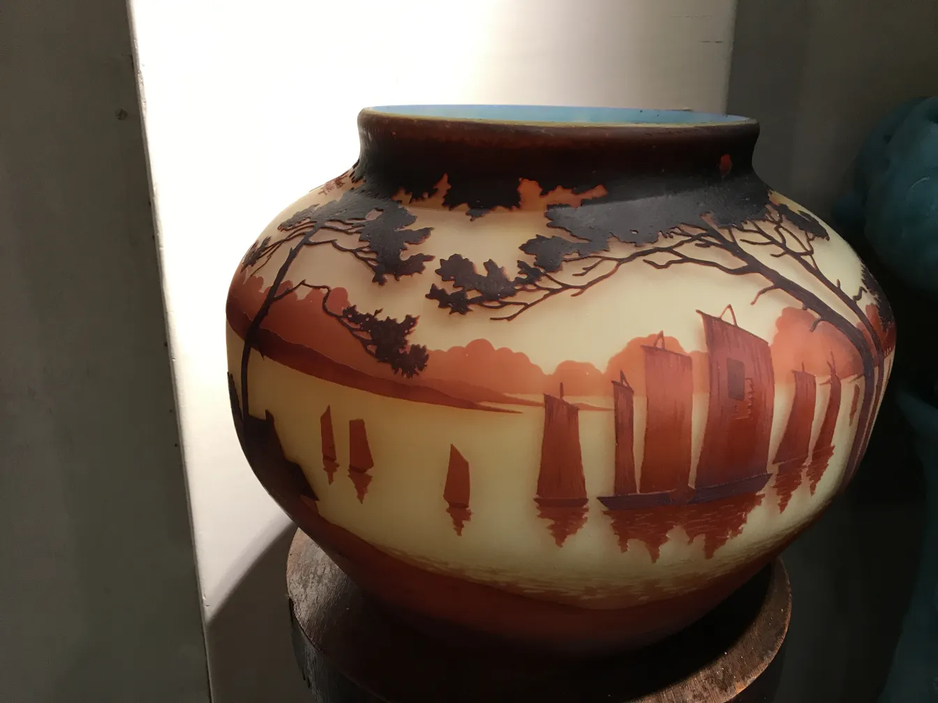 Verre signé Muller Fres avec des paysages et des bateaux réfléchis.