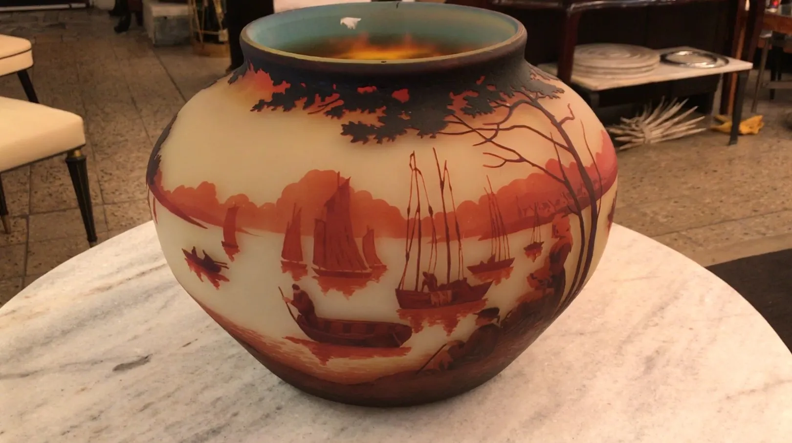 签名玻璃Muller Fres描绘海洋风景和橙色的船只。