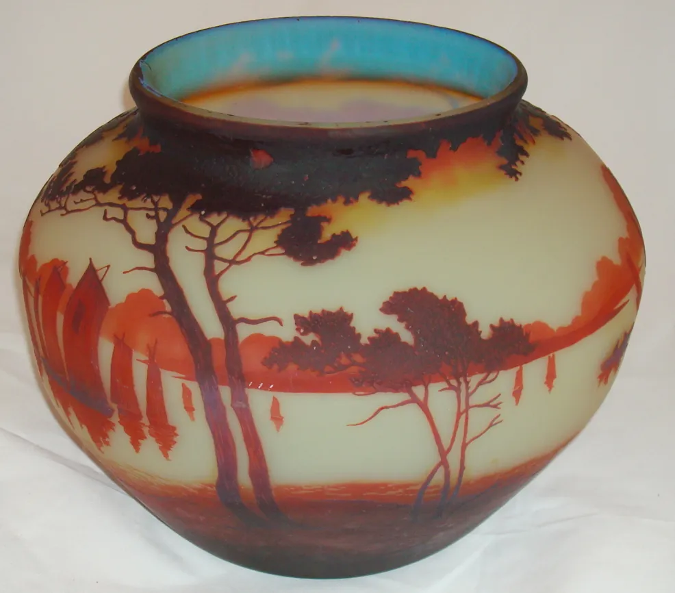 verre ancien signé muller fres avec des décorations de paysages en tons chauds