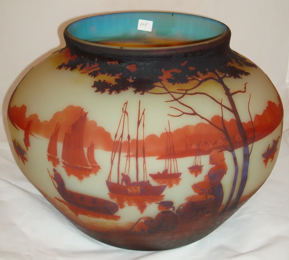 verre ancien signé par Muller Fres avec paysage marin