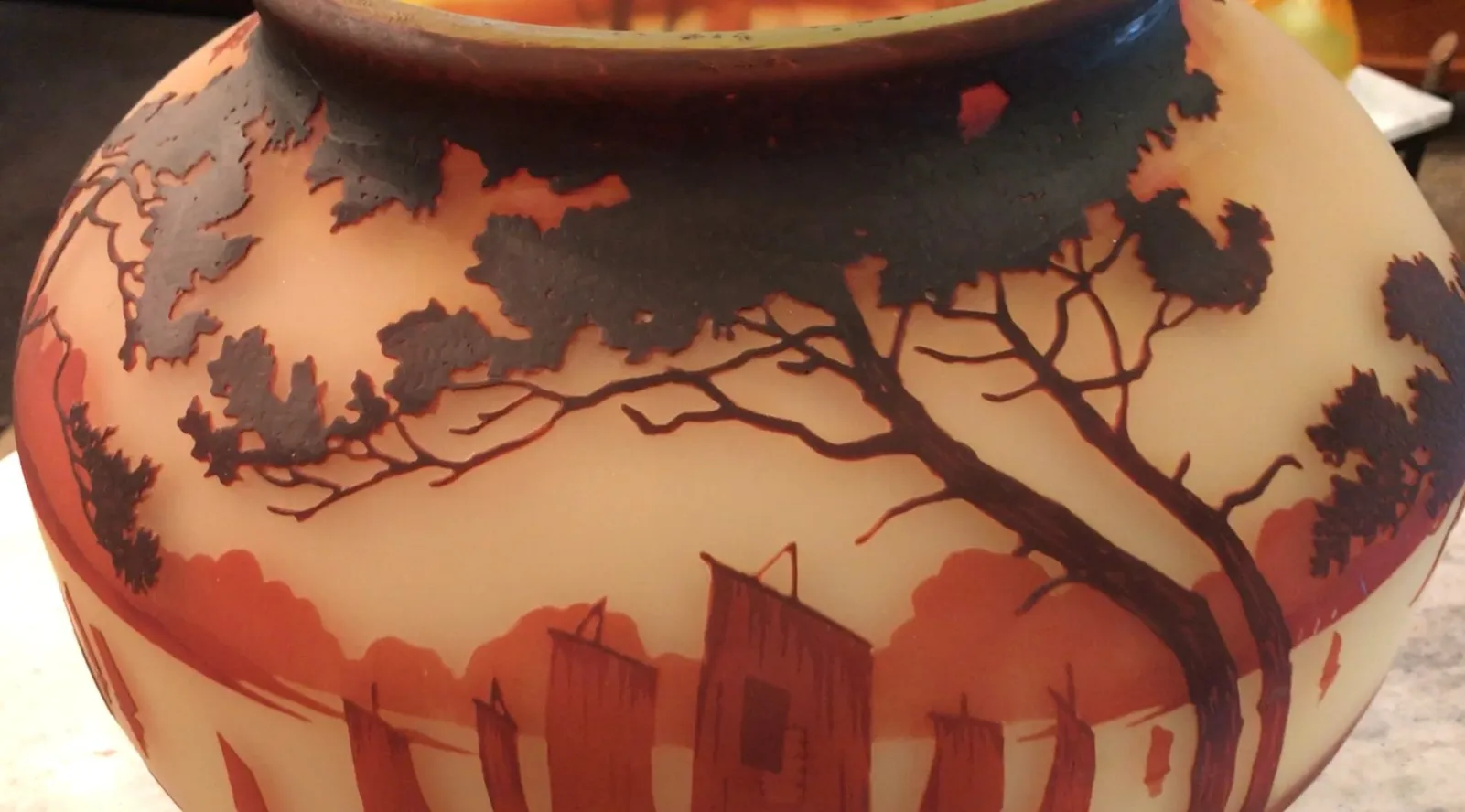 Verre signé Muller Fres avec détails de paysage