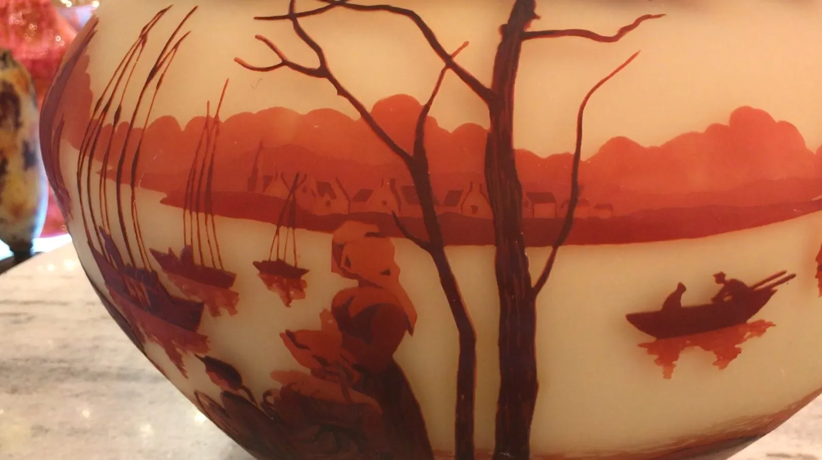 verre antique signé Muller Fres illustrant un paysage