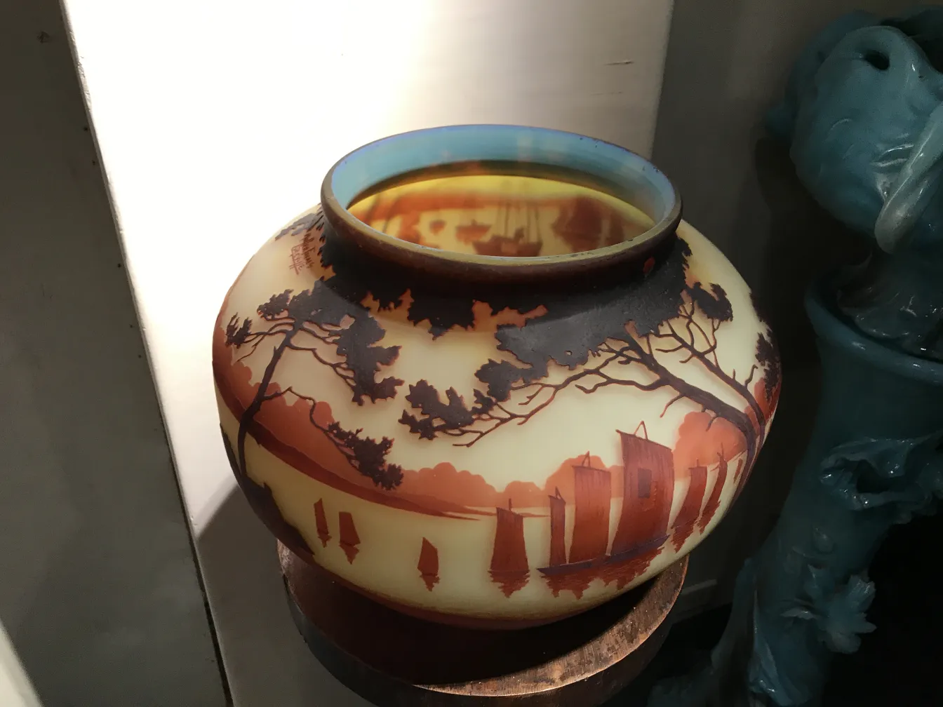 Ancien verre signé Muller Fres avec des dessins de paysages chauds