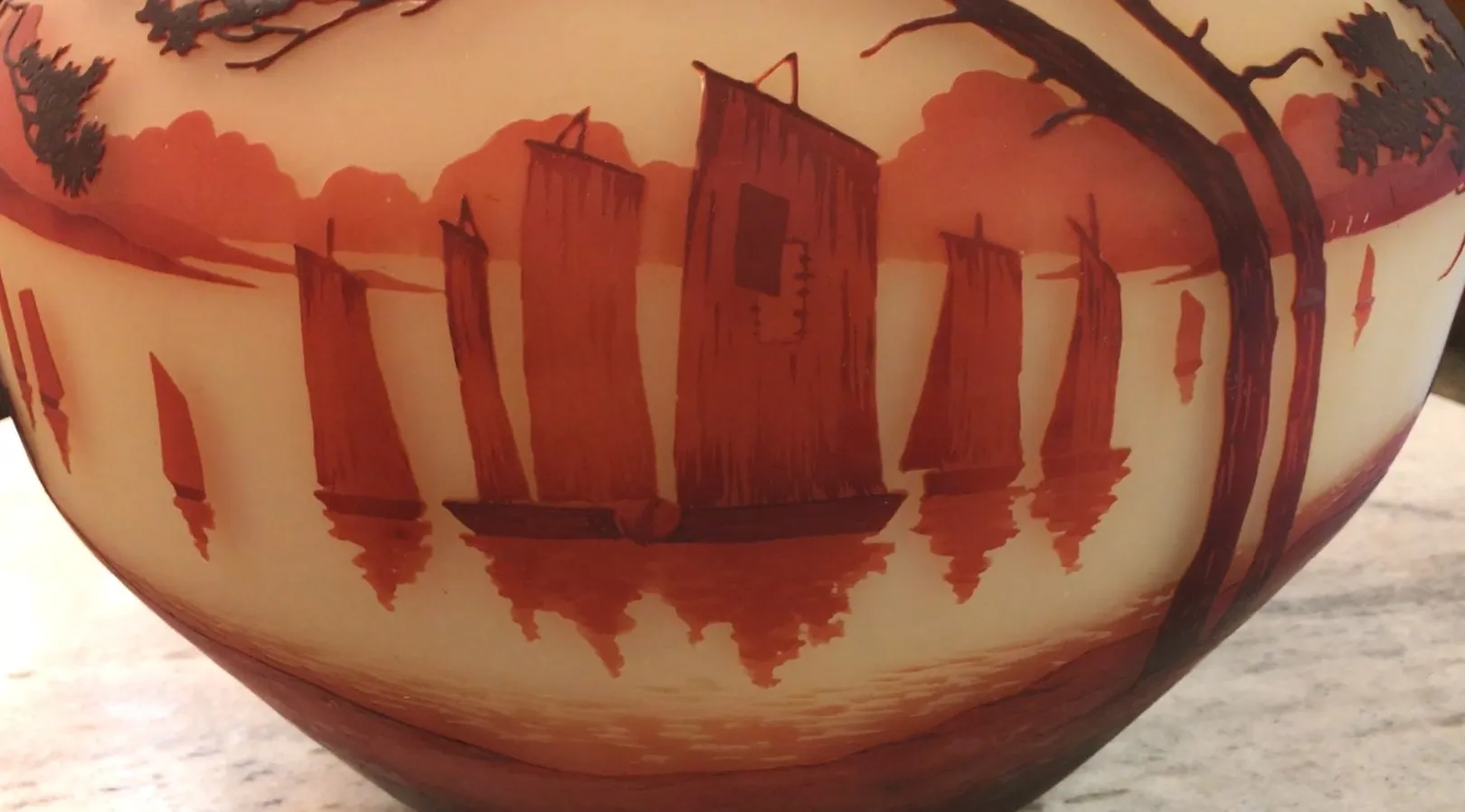 Verre ancien signé Muller Fres avec des bateaux, couleur orange