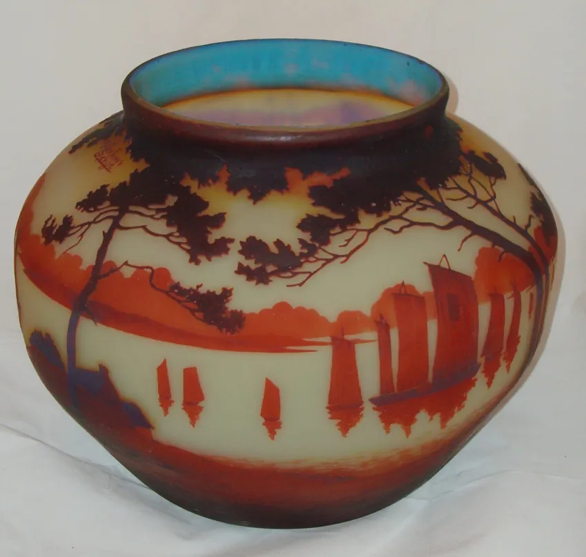 vaso decorativo com paisagens e reflexos na água