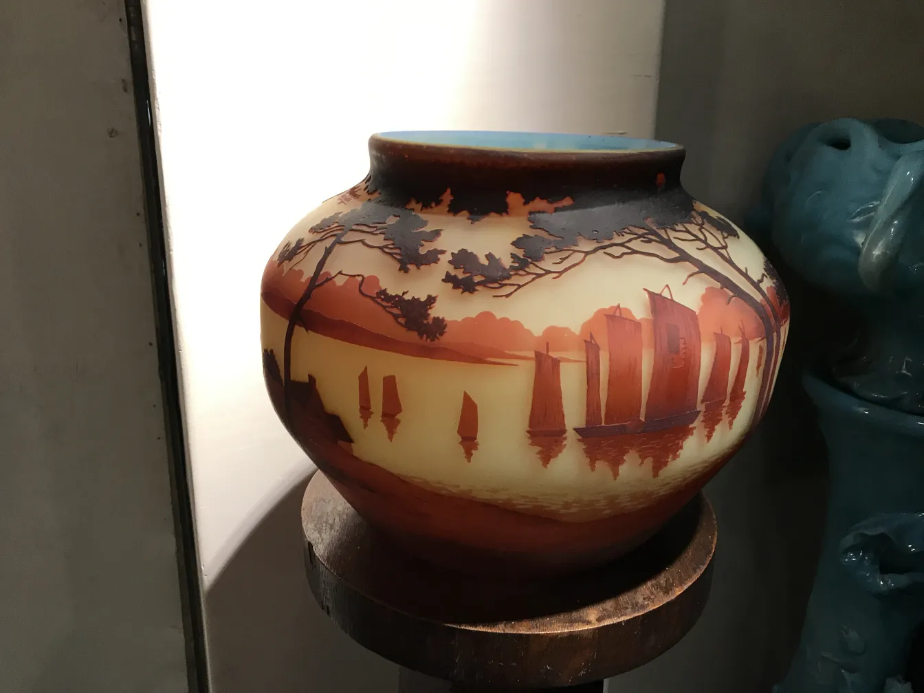 vase ancien avec paysage de bateau et arbre, signé Muller Freres