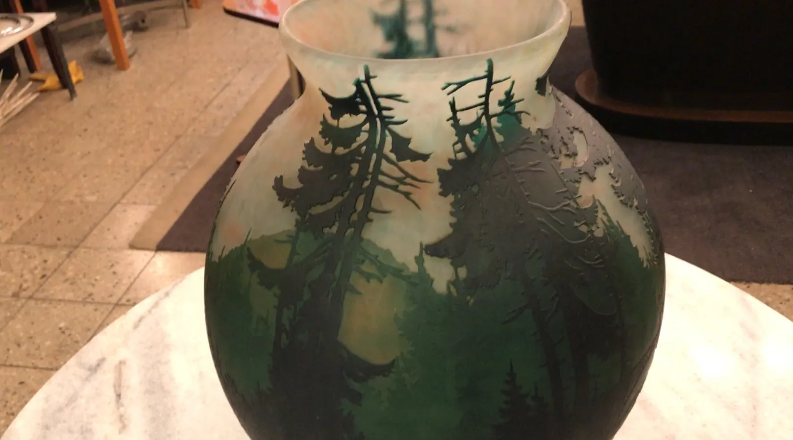 verre antique signé avec paysages et arbres