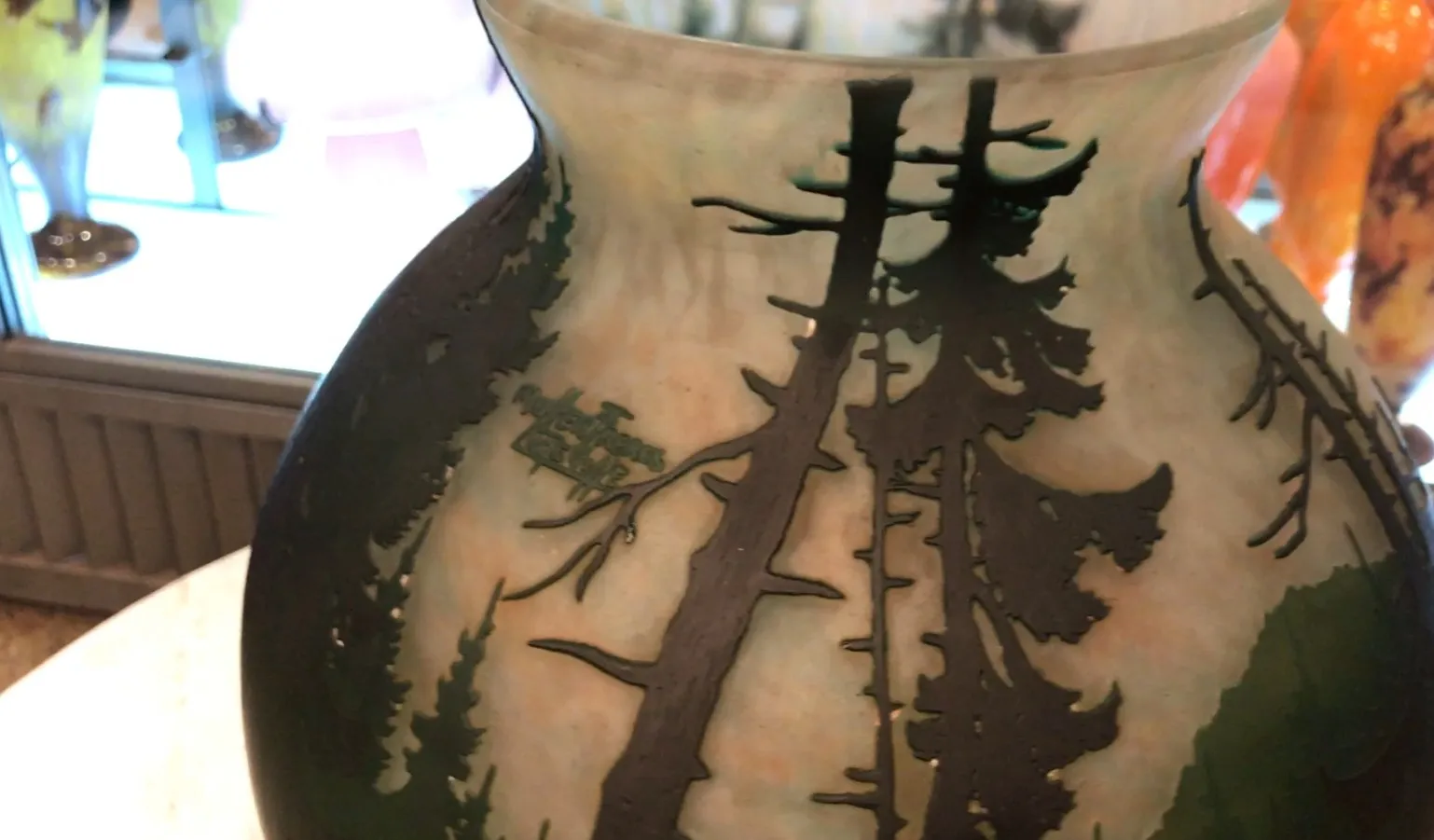 verre antique avec motif d'arbres, signé Muller Fres.