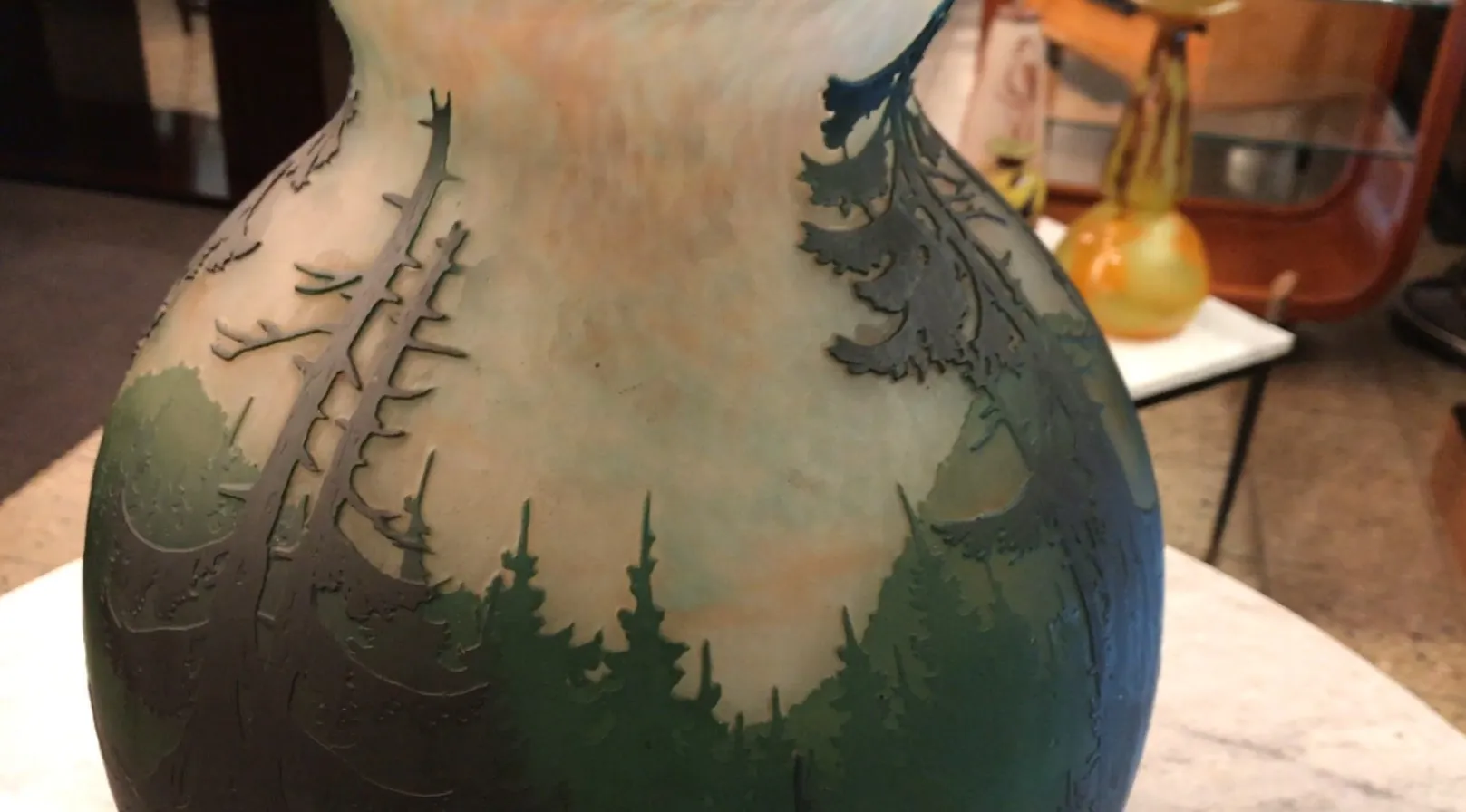 Verre décoratif avec motifs naturels, signé par Muller Freres.