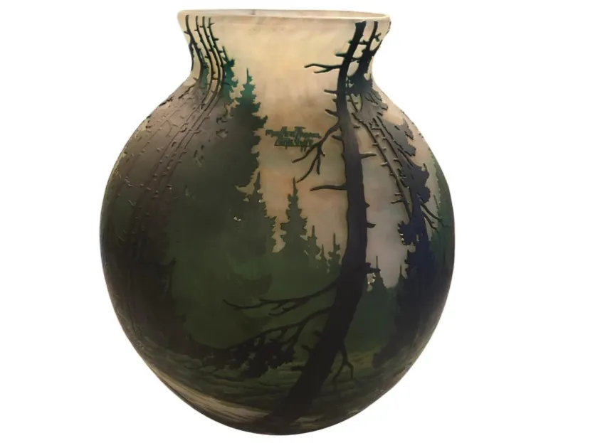 verre ancien avec motif de forêt et signature Muller Freres