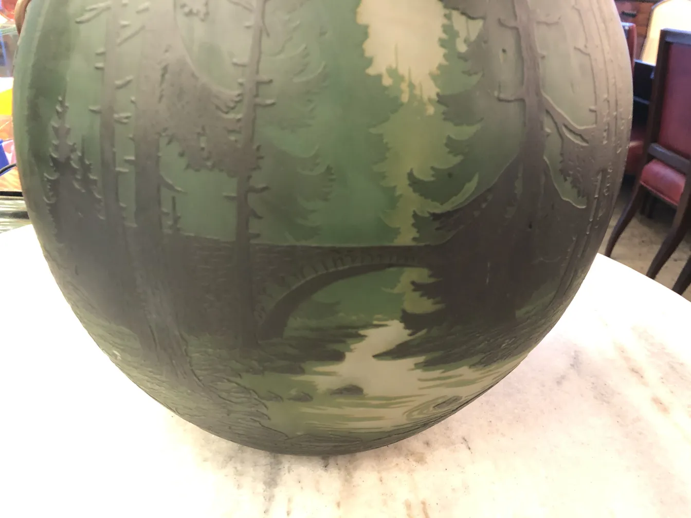 Verre signé Muller Frères avec un paysage peint en nuances de vert