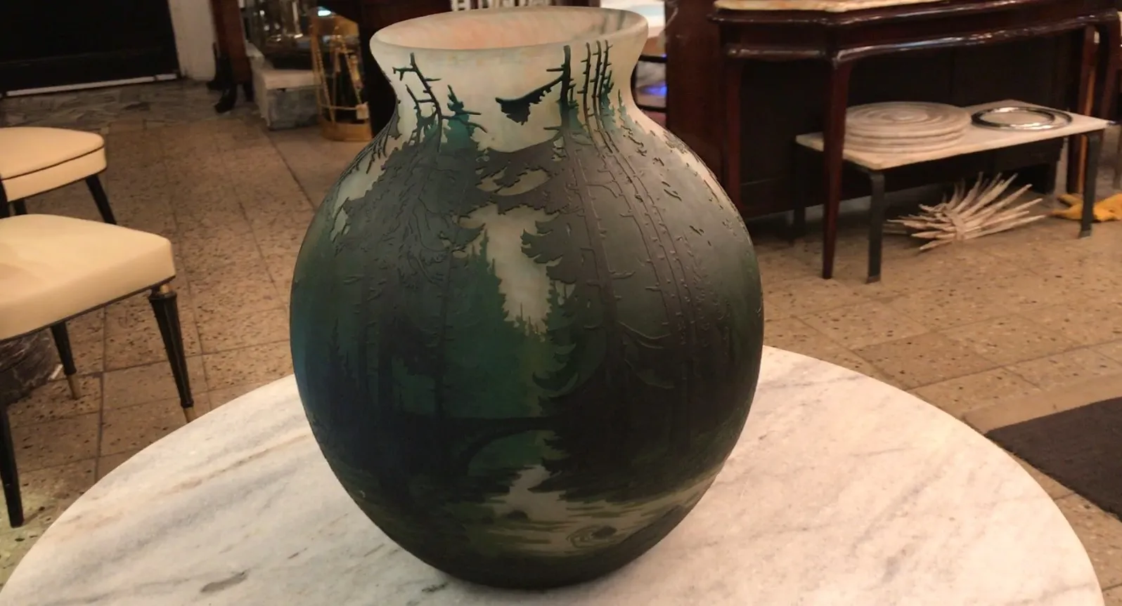 Vase mit Landschaft in Grüntönen und geschnitzten Details, antik muller fres.