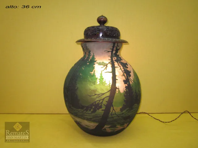 antica lampada con design paesaggistico e luce calda