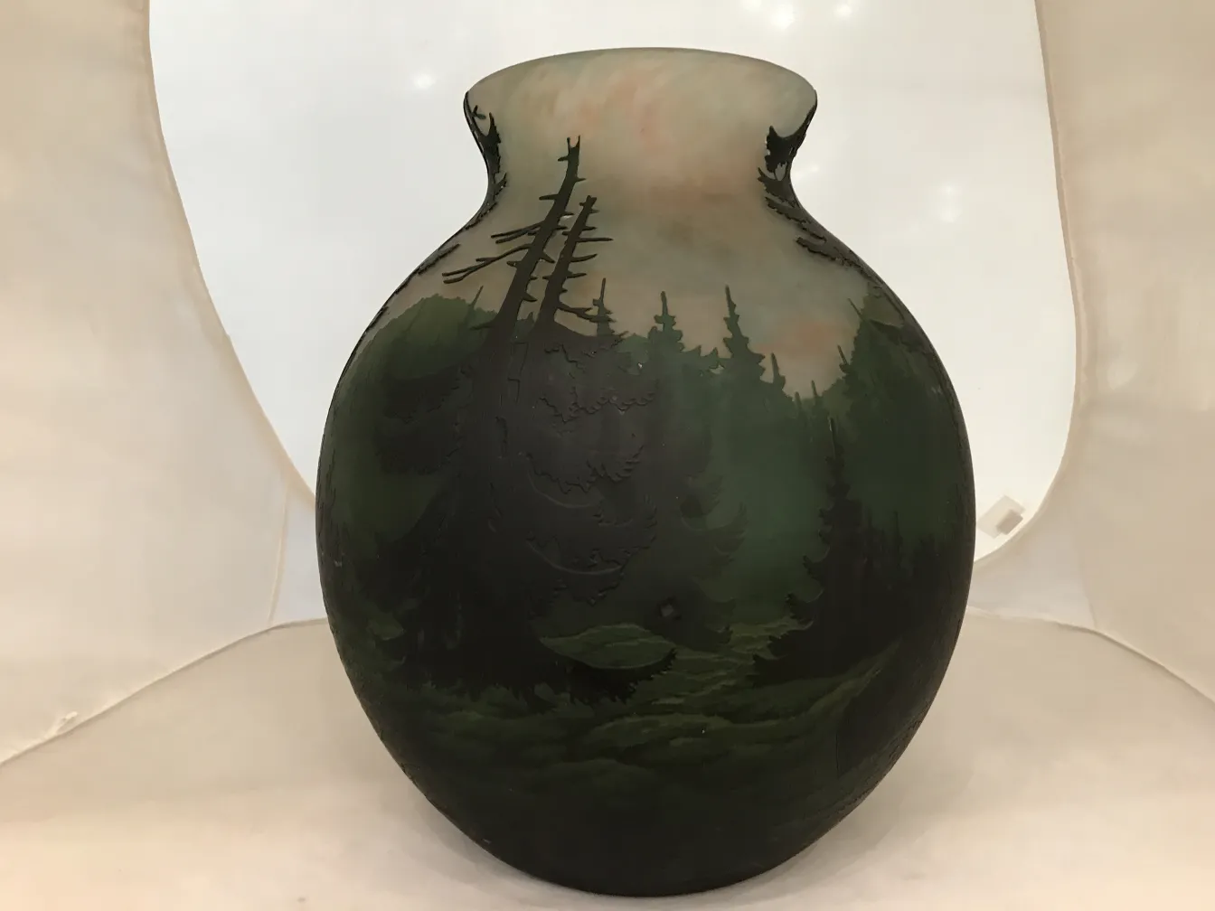 Verre ancien signé par Muller Fres, fond naturel.