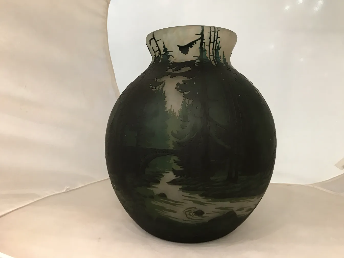 Vaso de vidro assinado de Muller Freres com paisagem verde