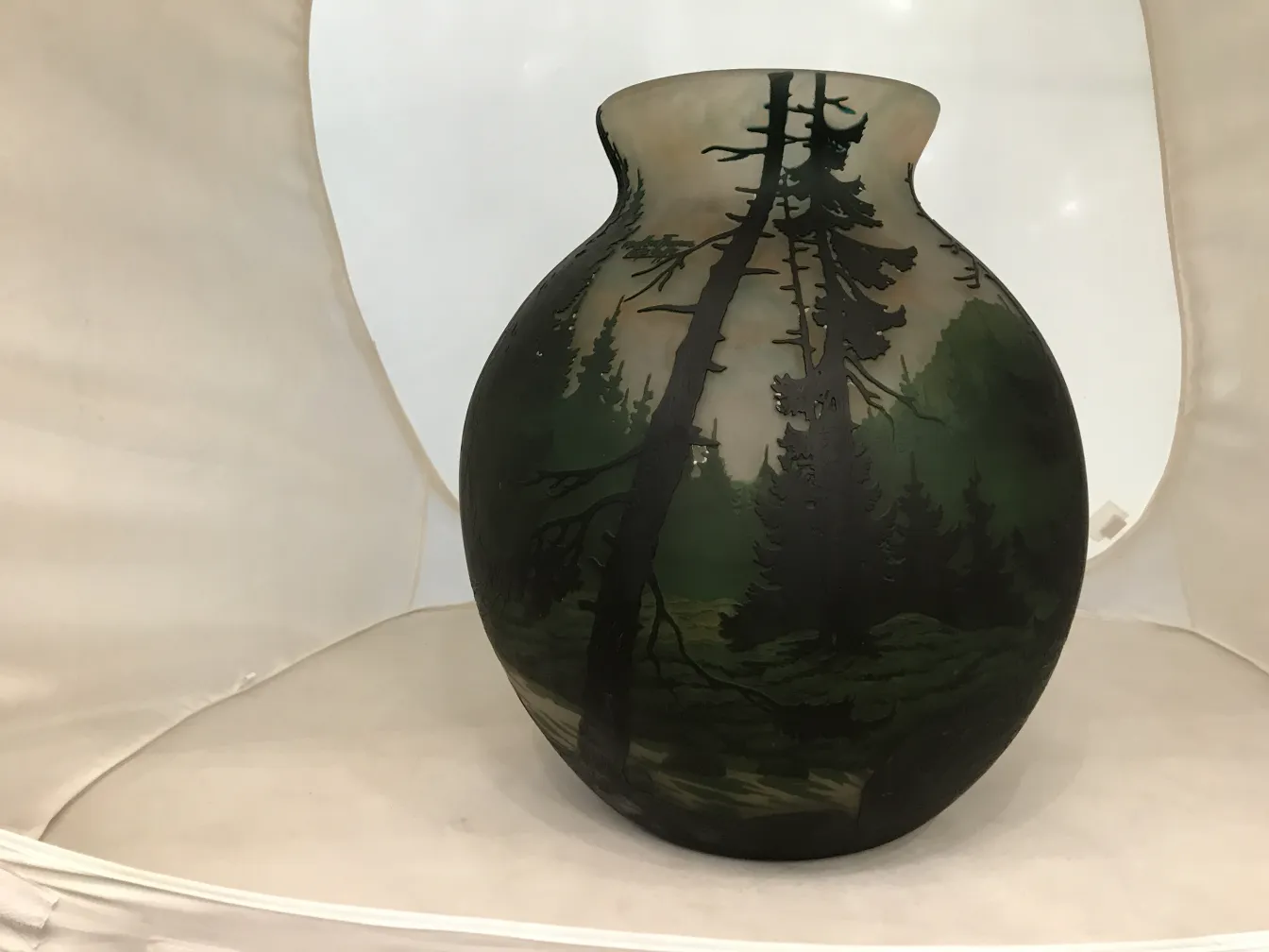 Vase ancien avec paysages forestiers dans des tons verts