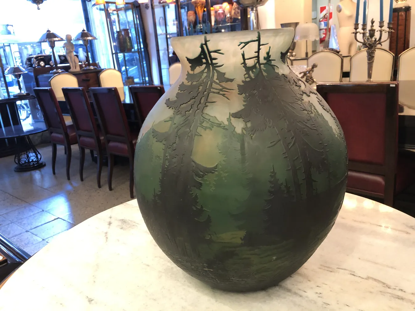 Vue de verre signé ancien muller fres avec des paysages d'arbres, utilisé comme décoration.