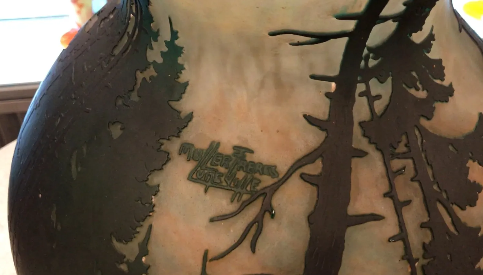 Verre antique signé par Muller Freres avec design artistique