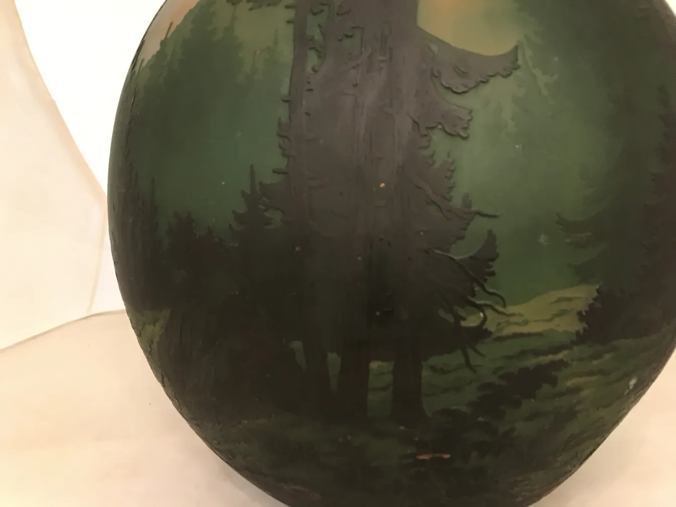 verre signé Muller Fres avec design de paysage vert