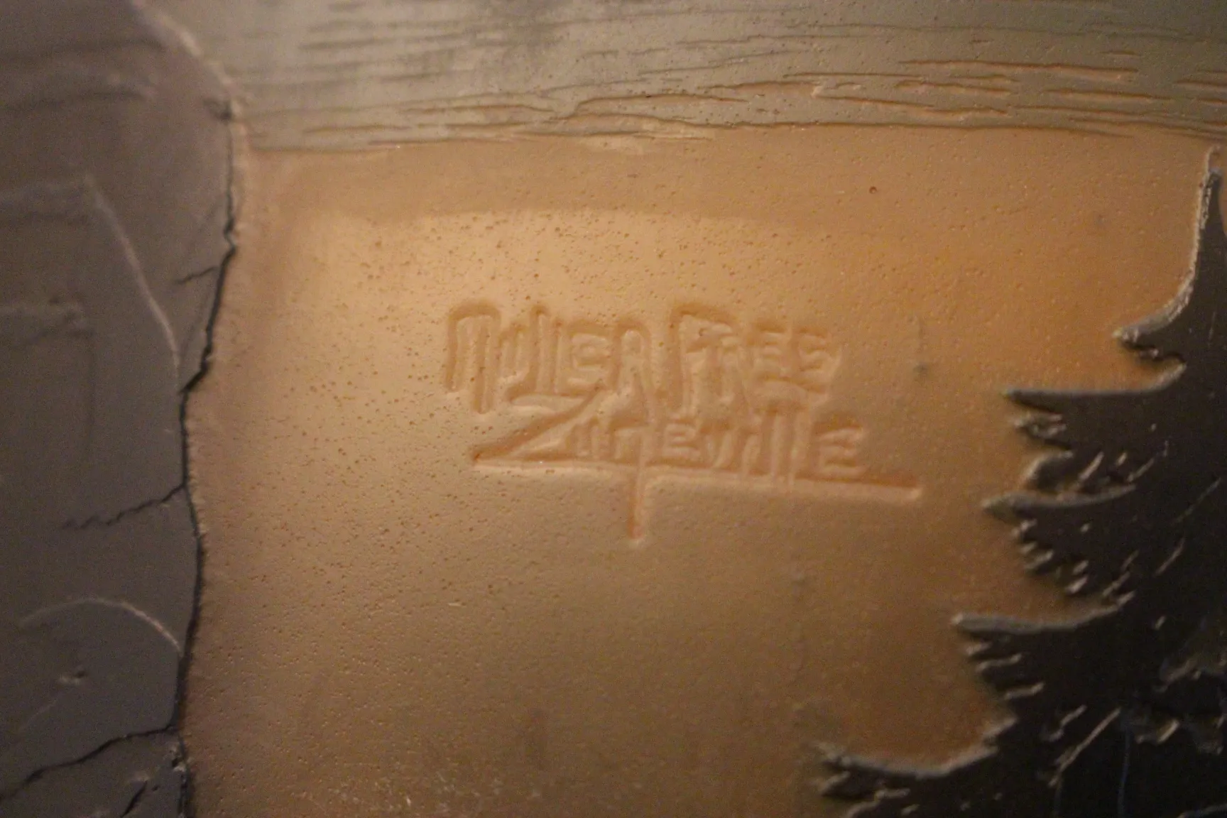 Antigüedad con firma Muller Fres. Detalles de diseño sutil.