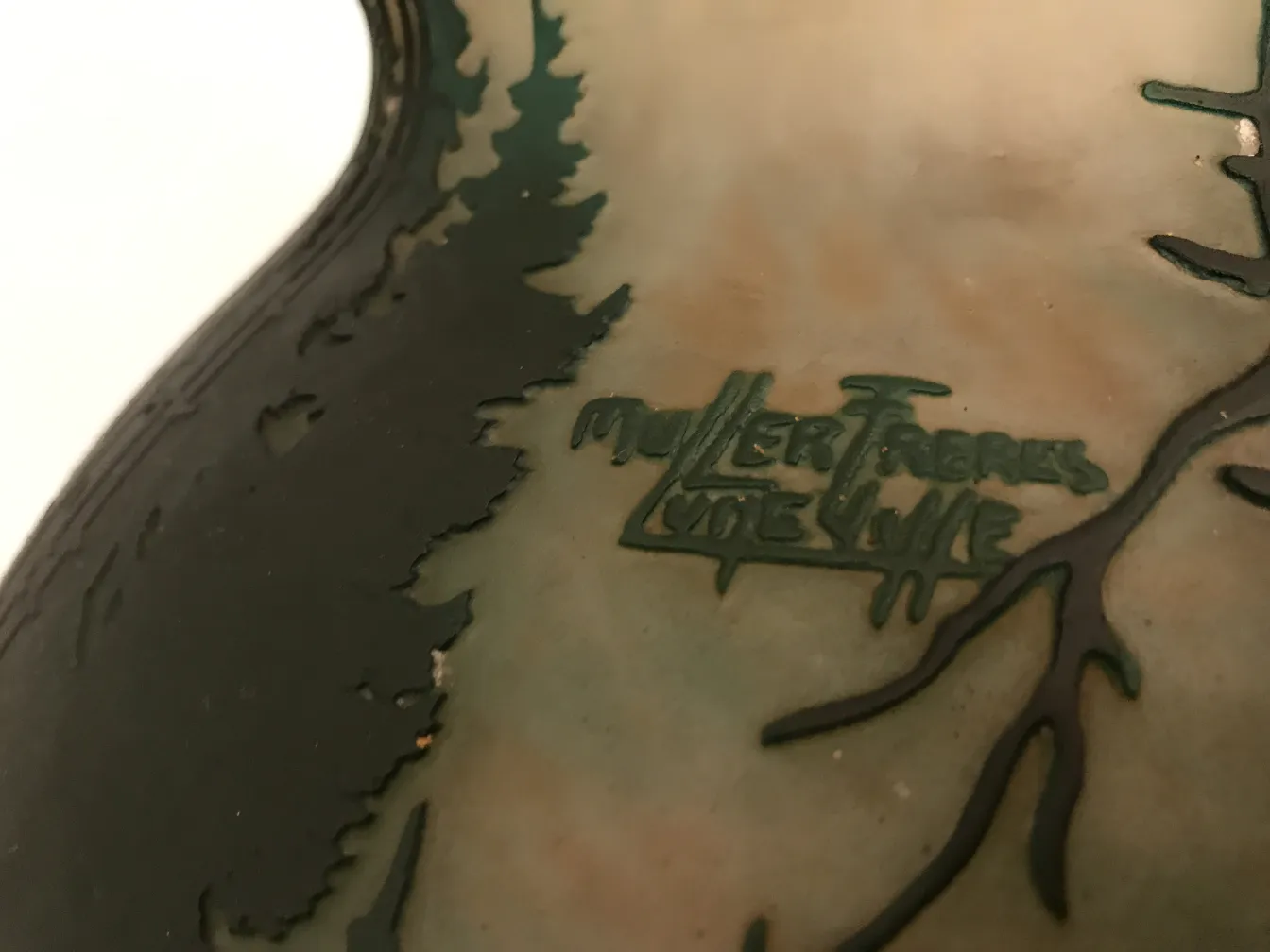 Détails d'un verre ancien signé Muller Freres avec un design naturel