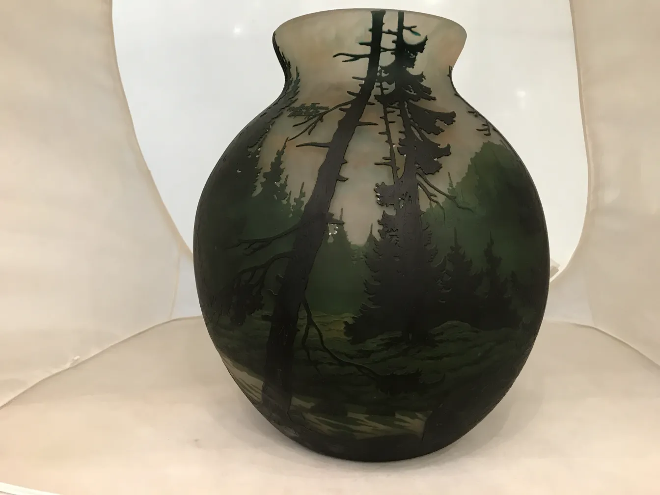 verre signé muller fres avec motif de forêt