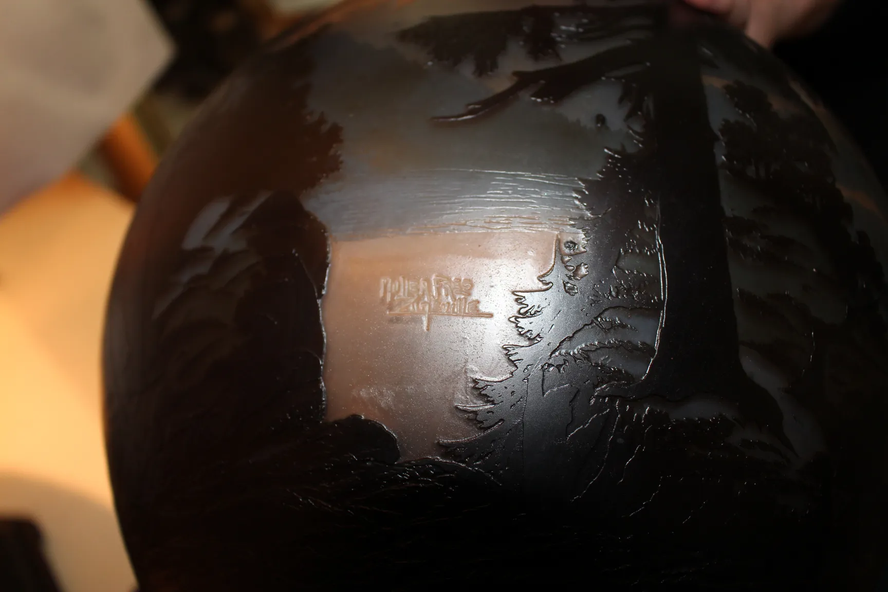 具有艺术雕刻的Muller Fres签名古董玻璃。