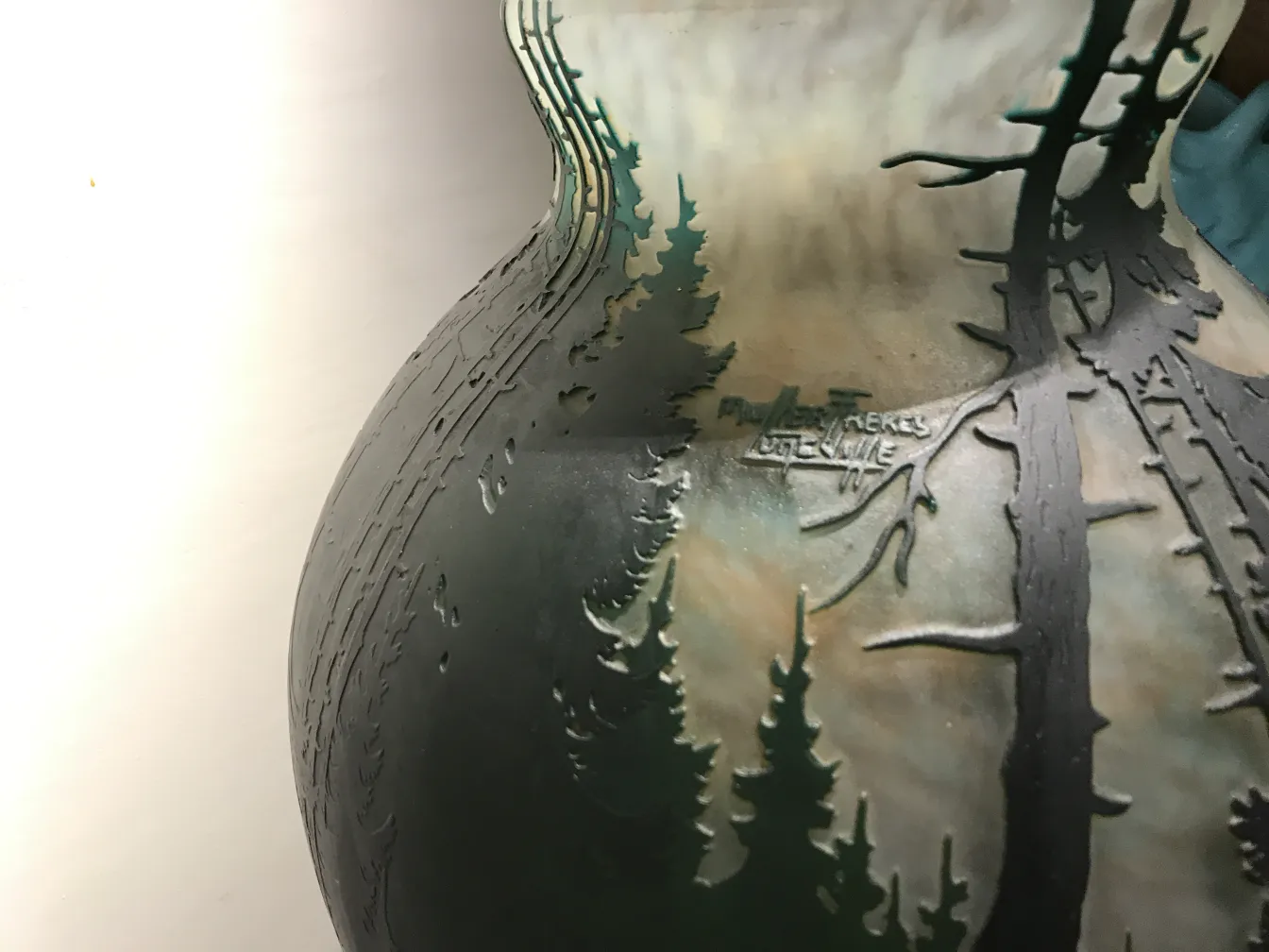 verre signé Muller Fres avec design de paysage et arbres