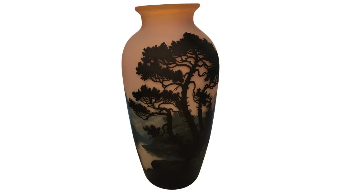 Jarrón antiguo con diseño de árboles, vidrio firmado Muller Fres.