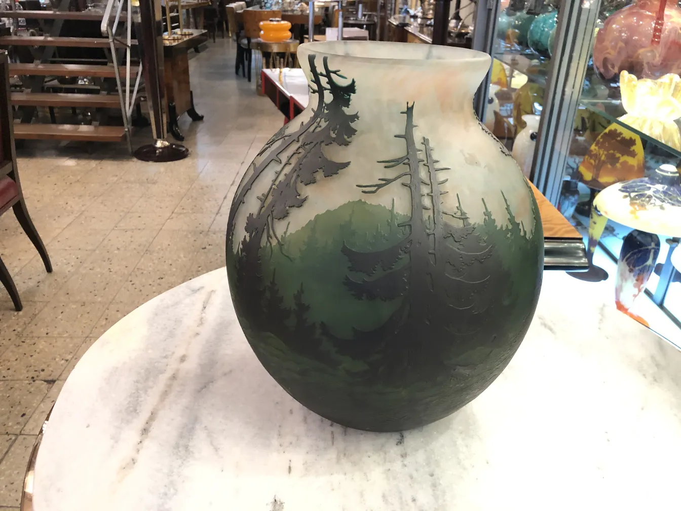 Ancienne pièce décorative en verre signée par Muller Fres, avec un design naturel.