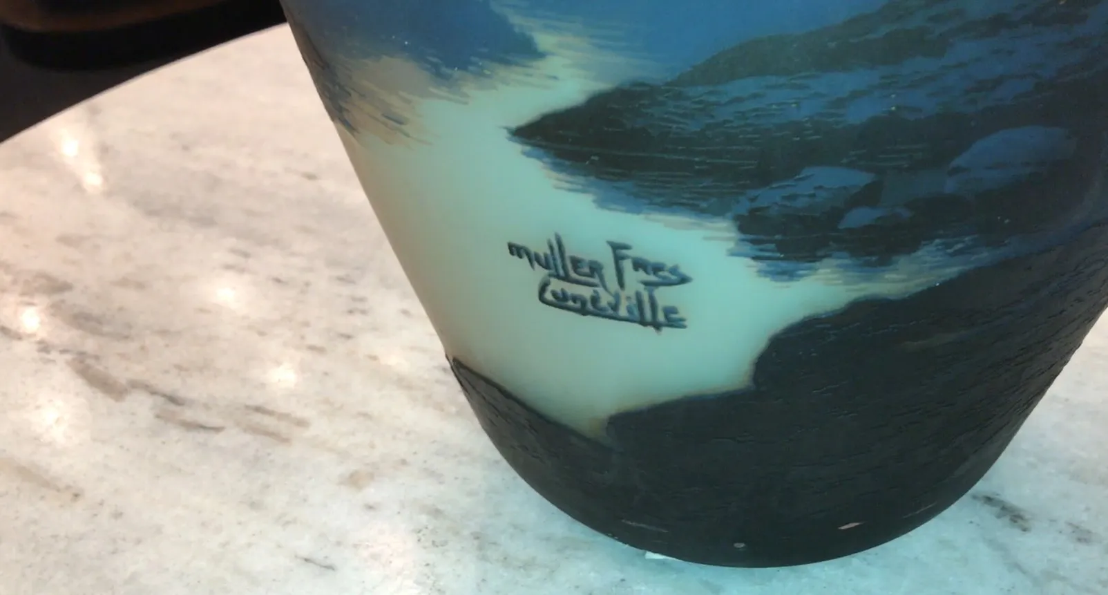 Vidro assinado Muller Fres com paisagem azul e negra