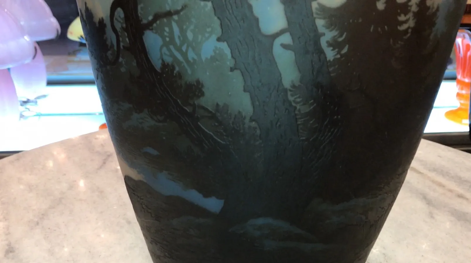 Antikes signiertes Glas von Muller Freres mit Naturmotiv, ideal zur Dekoration.