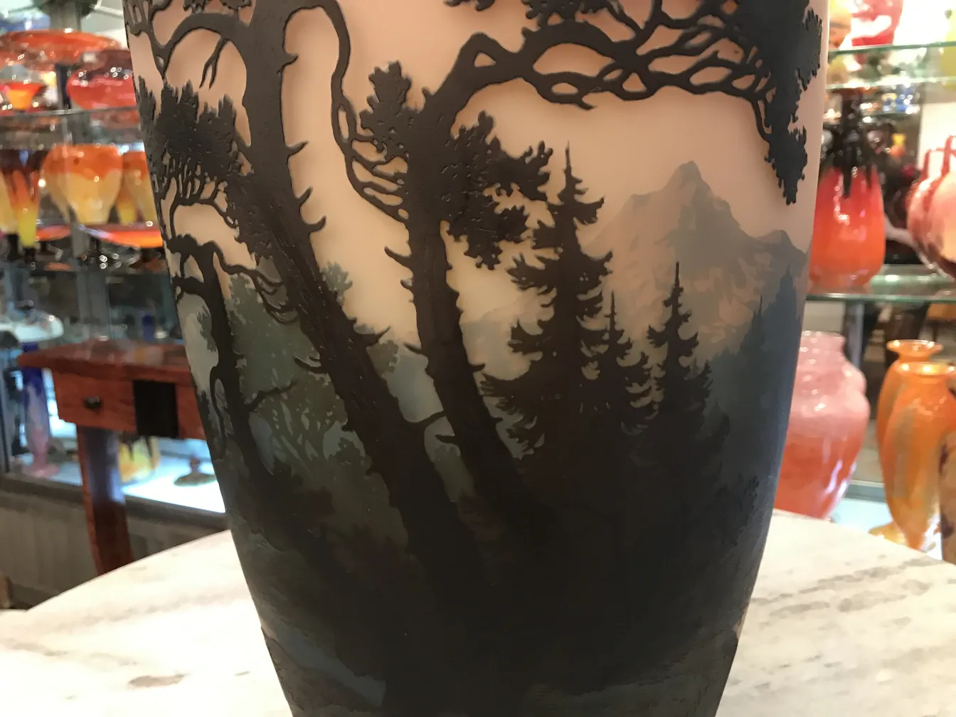 vetro firmato muller freres con paesaggio di alberi e montagne