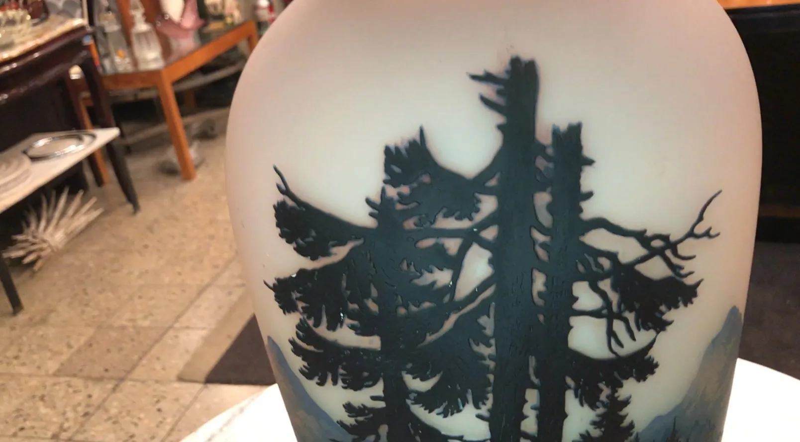 Verre ancien avec motifs d'arbres et signé Muller Fres