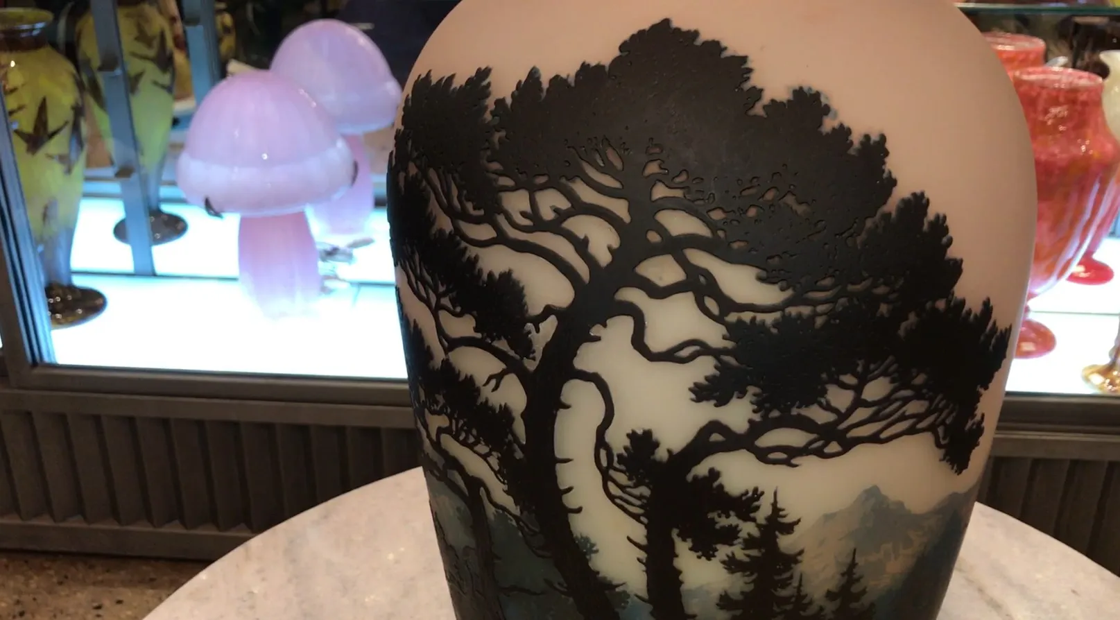 古董玻璃，带有树木和森林的图案，签名为Muller Fres