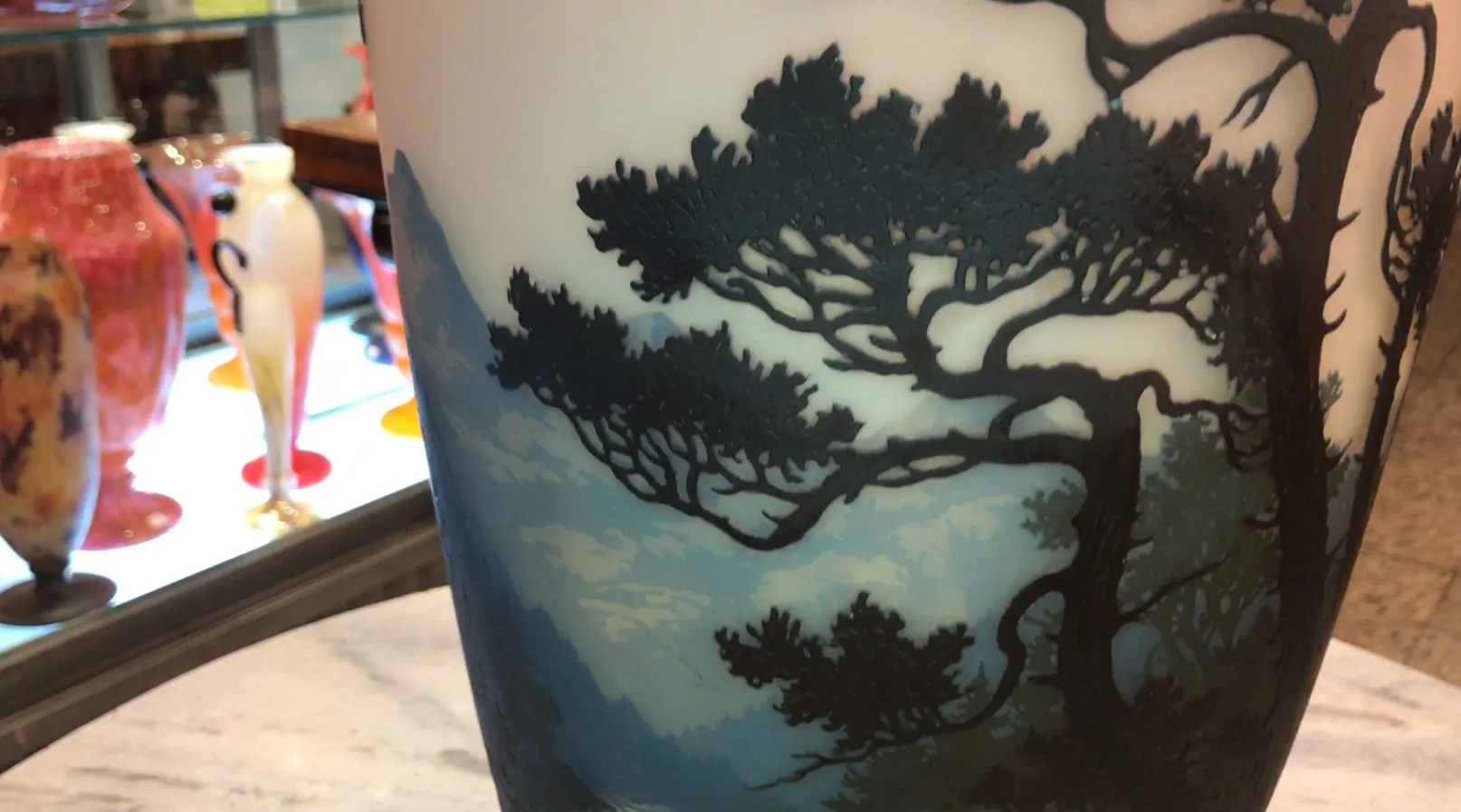 Vidrio antiguo firmado por Muller Fres con diseño de árbol.