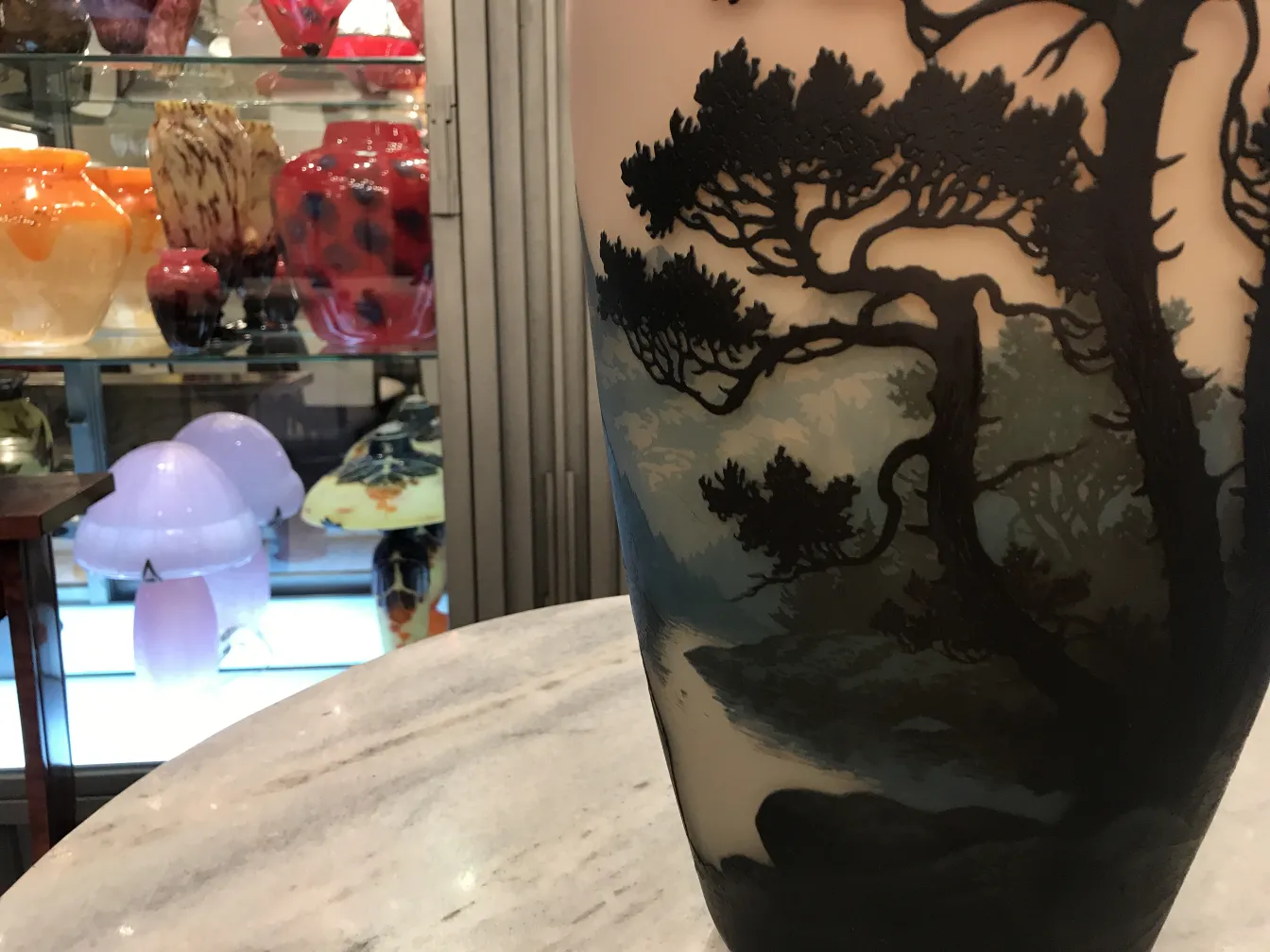 Verre signé muller fres avec design naturel et fond sombre