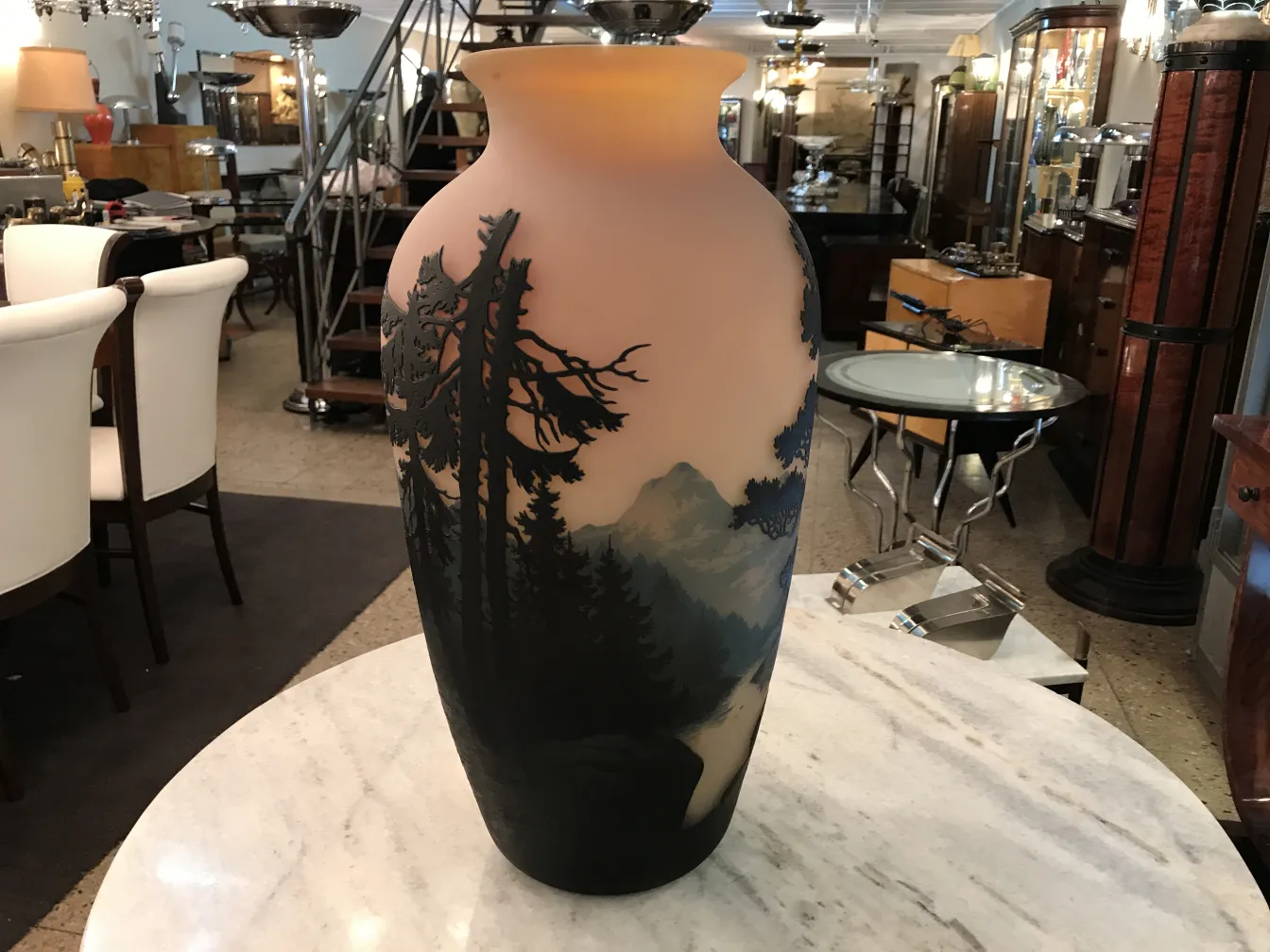 Signiertes Glas von Muller Fres zeigt eine Landschaft mit Bäumen und Bergen in dunklen Tönen