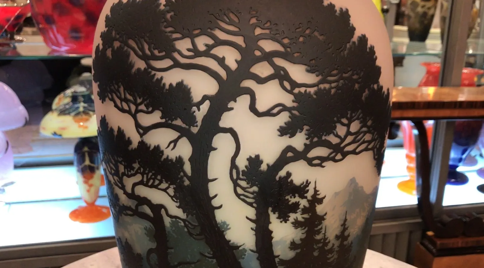 vetro antico con firma muller fres, motivo di alberi