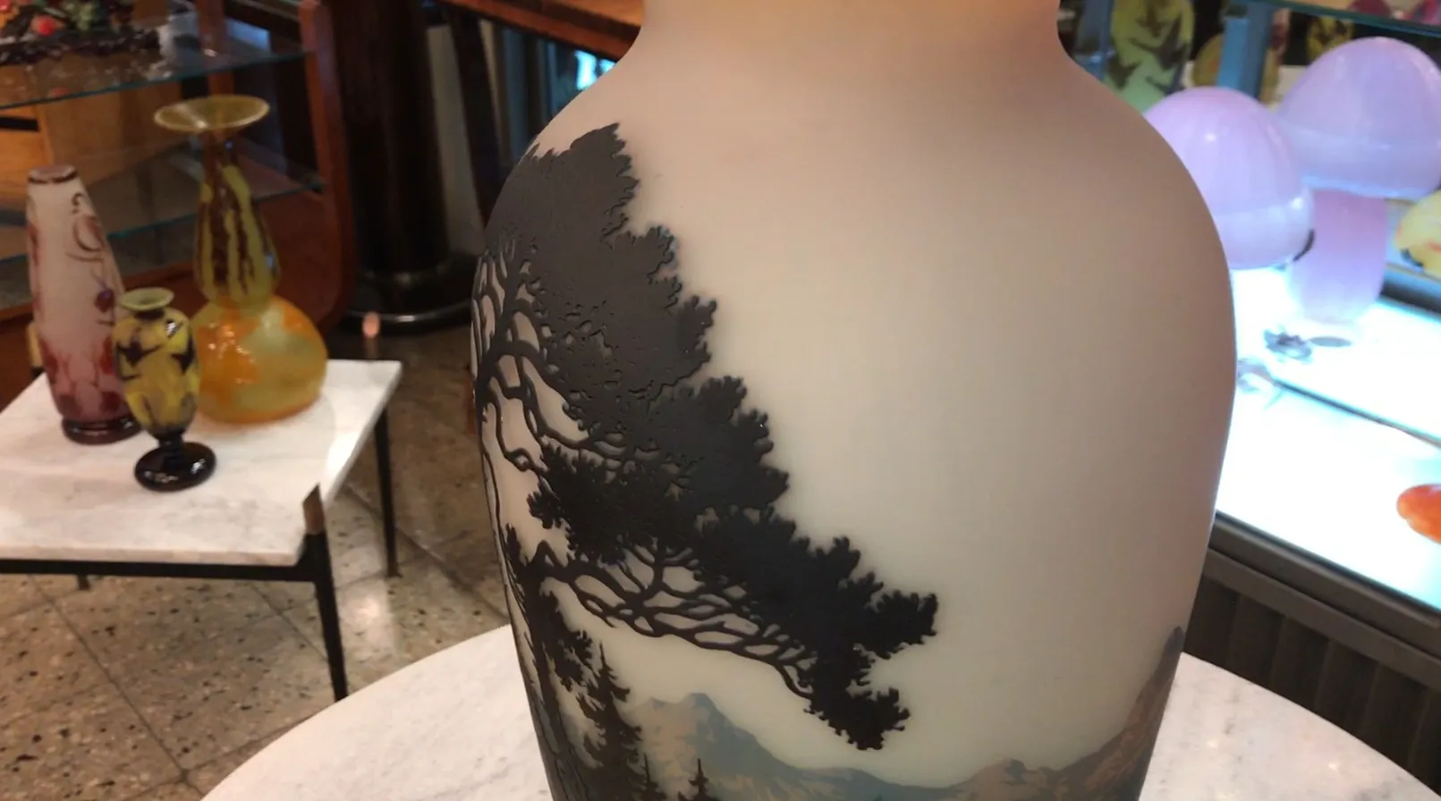 Antiguo vidrio firmado Muller Fres con diseño de naturaleza.