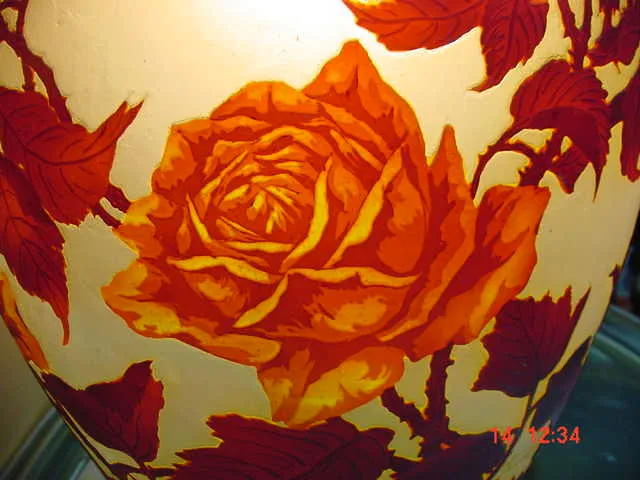 Verre ancien signé de Muller Fres avec des roses rouges