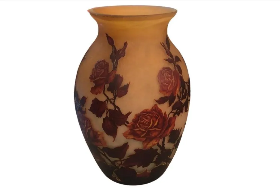 Pièce ancienne en verre signé Muller Fres avec des roses.