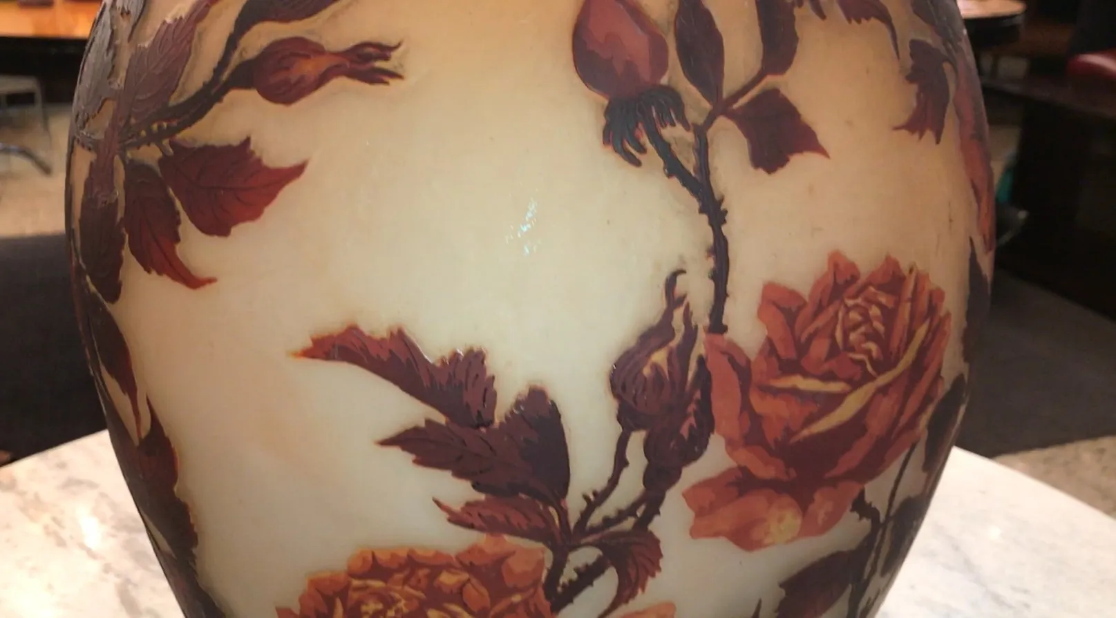 Signiertes Glas Muller Fres mit floralen Motiven in warmen Tönen, Antike