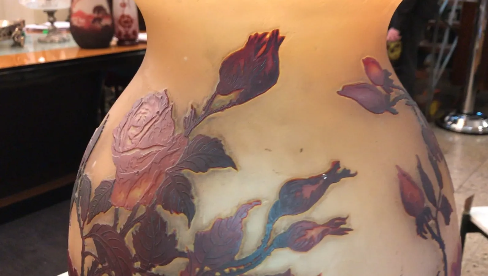 Vase en verre ancien avec motif floral et signature muller fres.