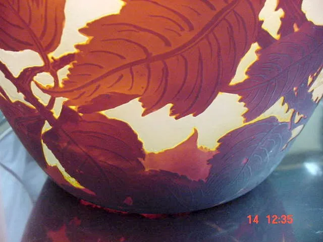 Verre ancien signé Muller Fres avec motif de feuilles