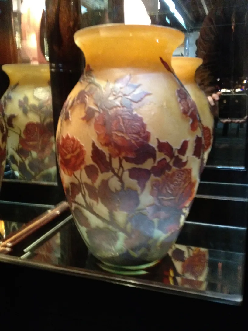 Vaso antiguo decorado con rosas, Muller Fres, color amarillo