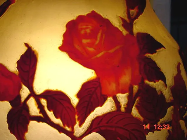 Bellissimo vetro antico con disegni di rose rosse, firmato Muller Fres.