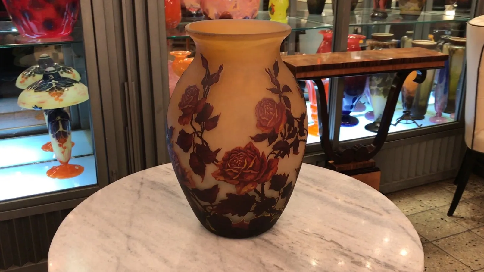 vaso antico con design di rose su sfondo chiaro