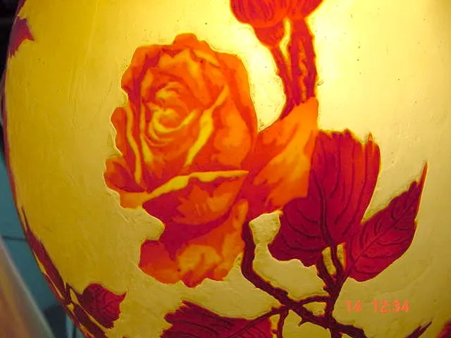 Vidro antigo assinado com rosas vibrantes e folhas, estilo Muller Fres.